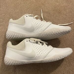 LIKE NEW NIKE CHEER SIDELINE IV